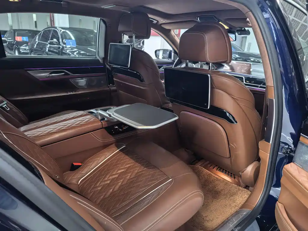 BMW 7 Series — миниатюра 8