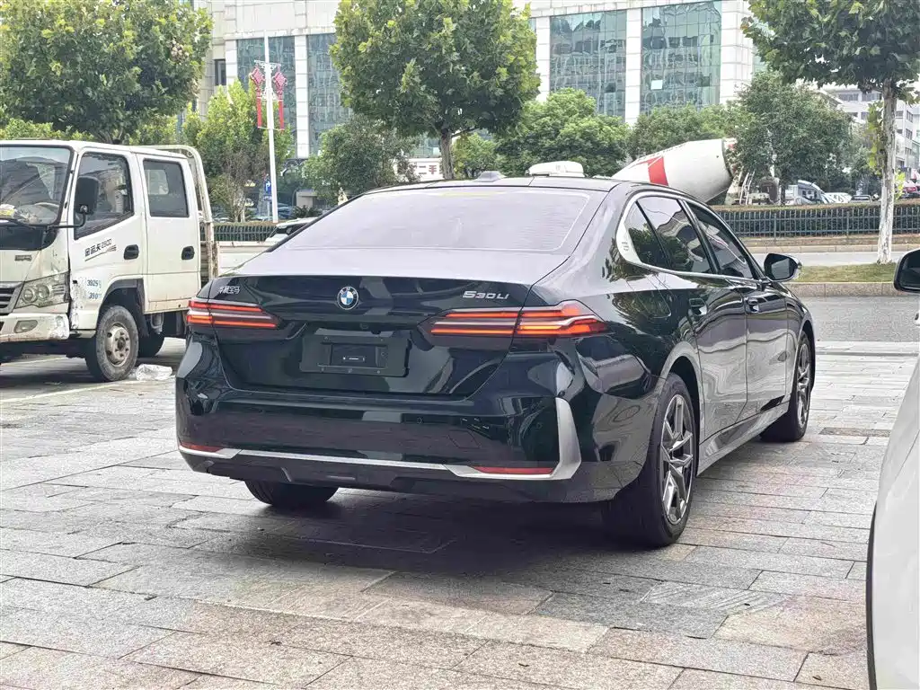 BMW 5 Series — миниатюра 7