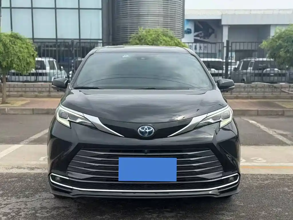 Toyota Sienna — миниатюра 2