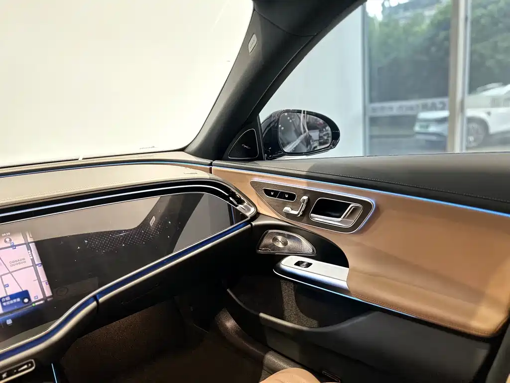 Mercedes-Benz E-Class — миниатюра 9
