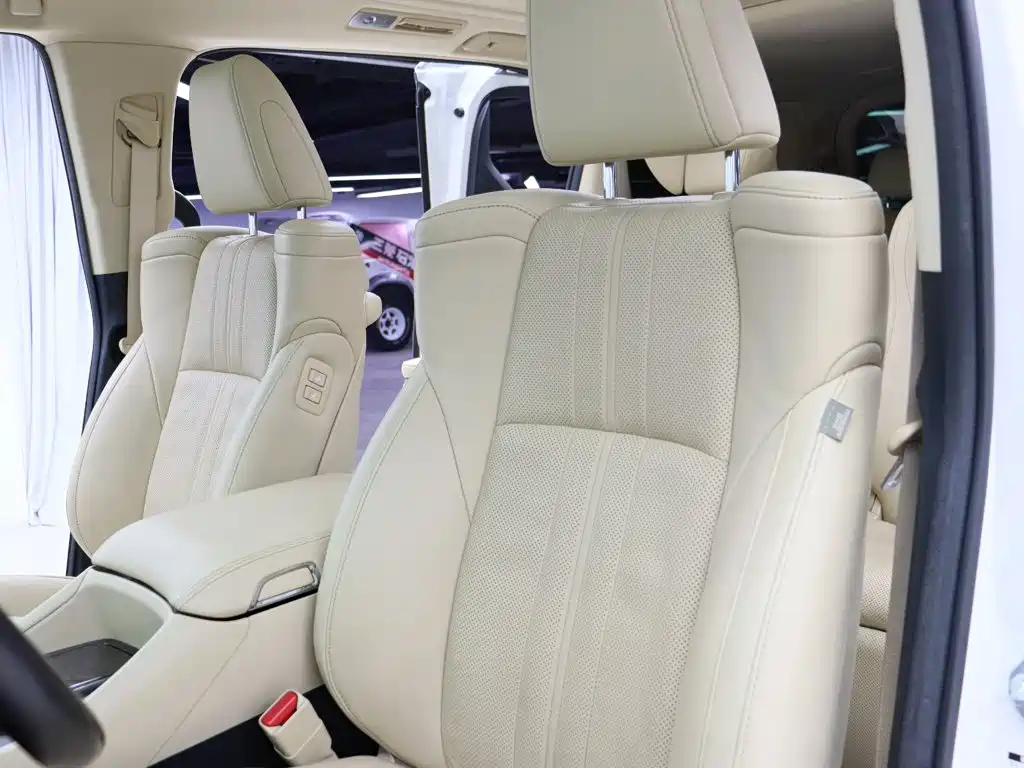 Toyota Alphard — миниатюра 3