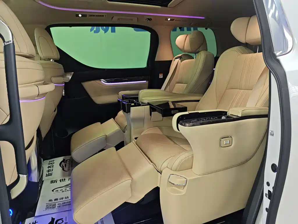 Toyota Alphard — миниатюра 8
