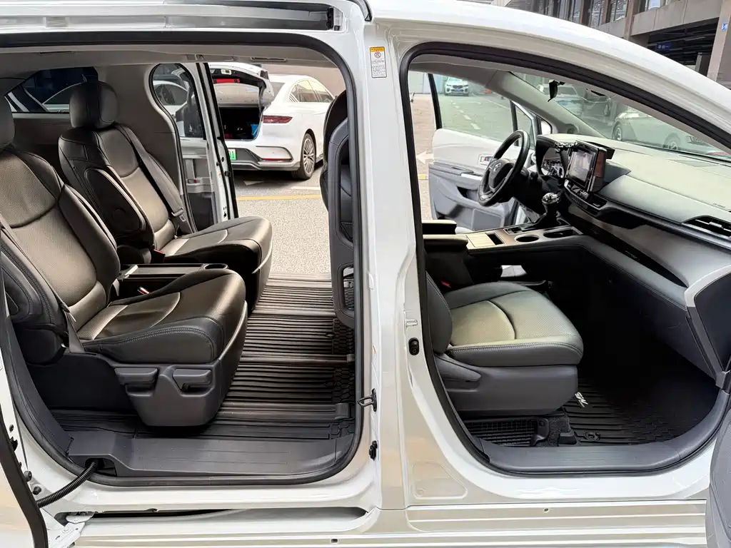 Toyota Sienna — миниатюра 13