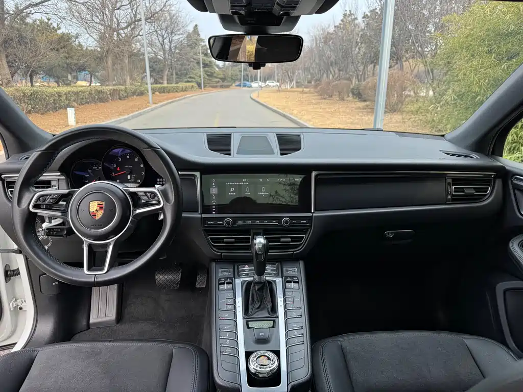 PORSCHE MACAN