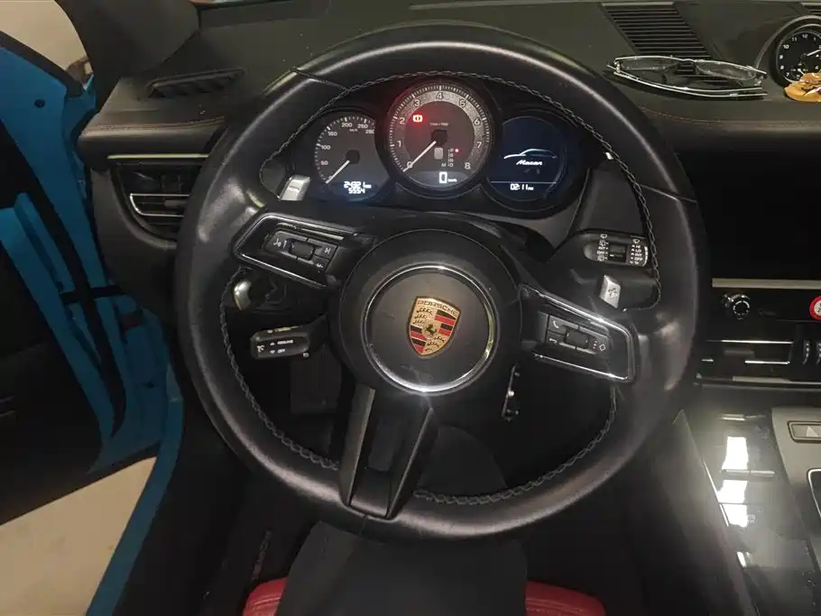 PORSCHE MACAN