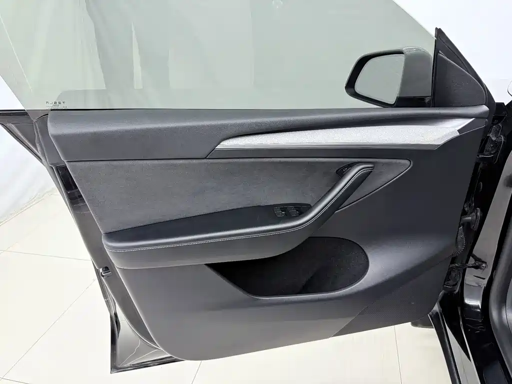 Tesla Model Y — миниатюра 17