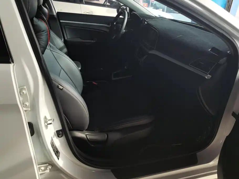 Hyundai Elantra — миниатюра 8