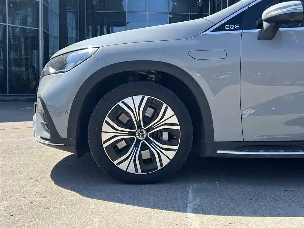 Mercedes-Benz EQE SUV — миниатюра 6