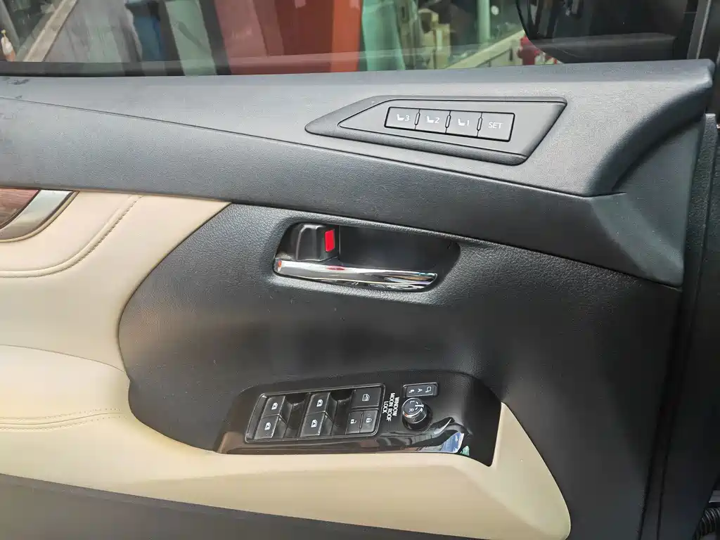 Toyota Alphard — миниатюра 18