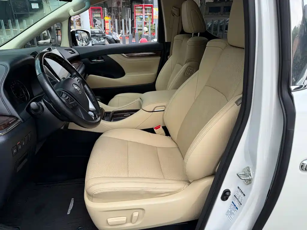 Toyota Alphard — миниатюра 8
