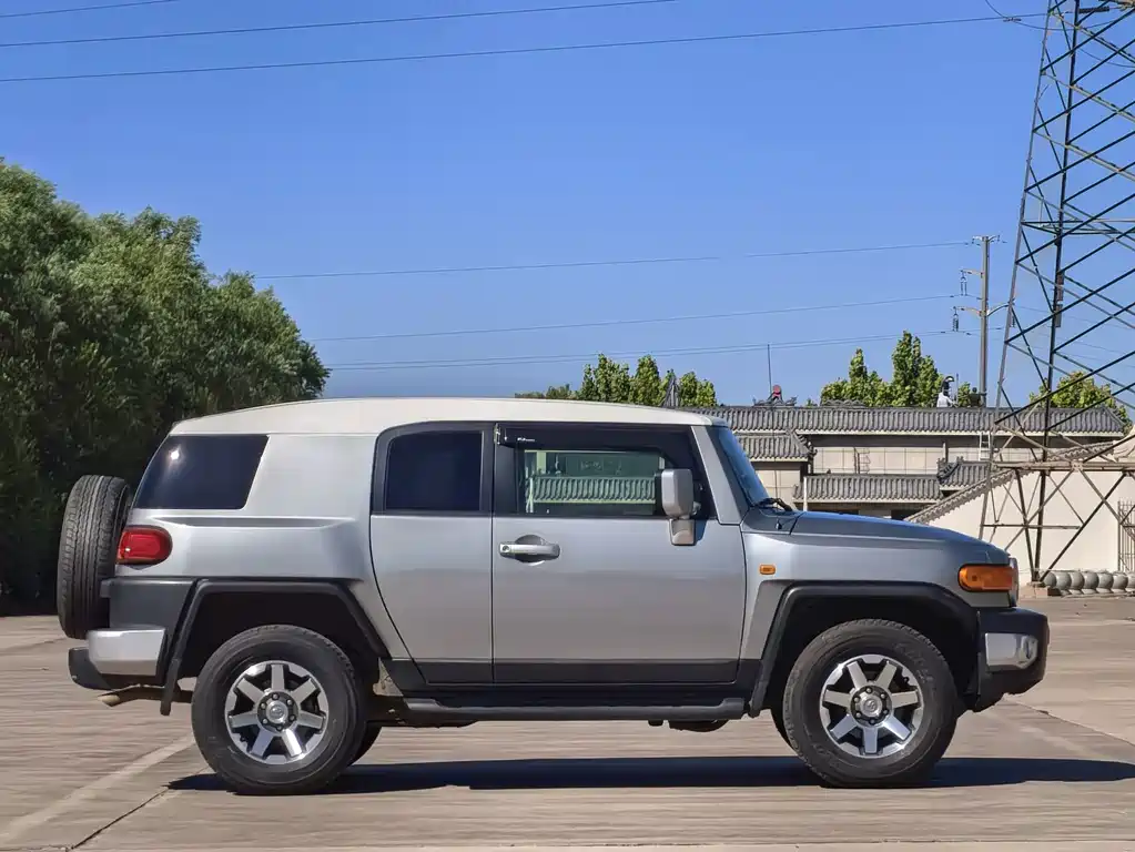 Toyota FJ Cruiser — миниатюра 7