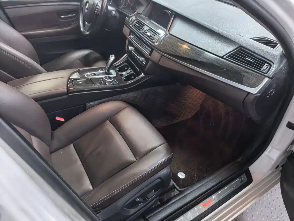 BMW 5 Series — миниатюра 5