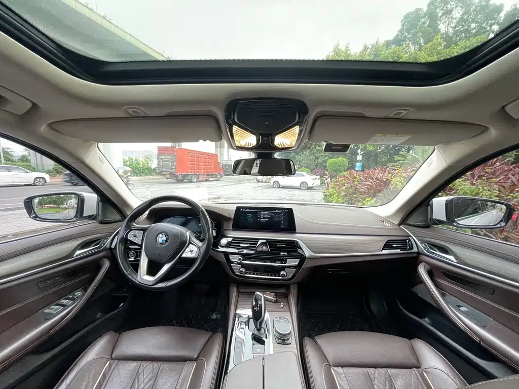 BMW 5 Series New Energy — миниатюра 7