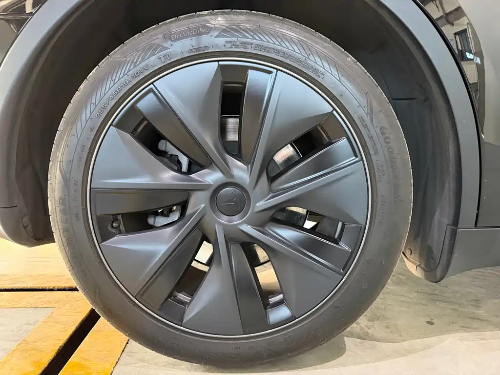Tesla Model Y — миниатюра 14