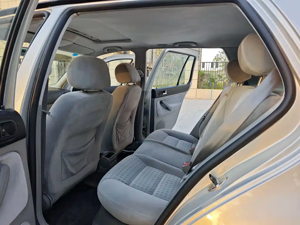 Volkswagen Golf 2004 1.6 MT Comfort