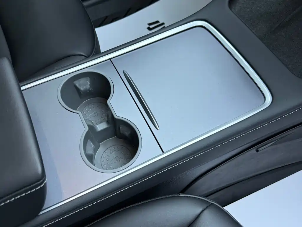 Tesla Model Y — миниатюра 9