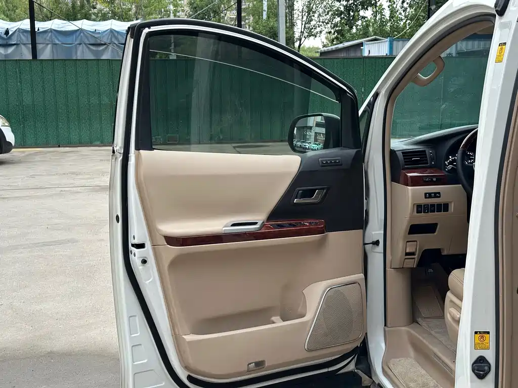 Toyota Alphard — миниатюра 14