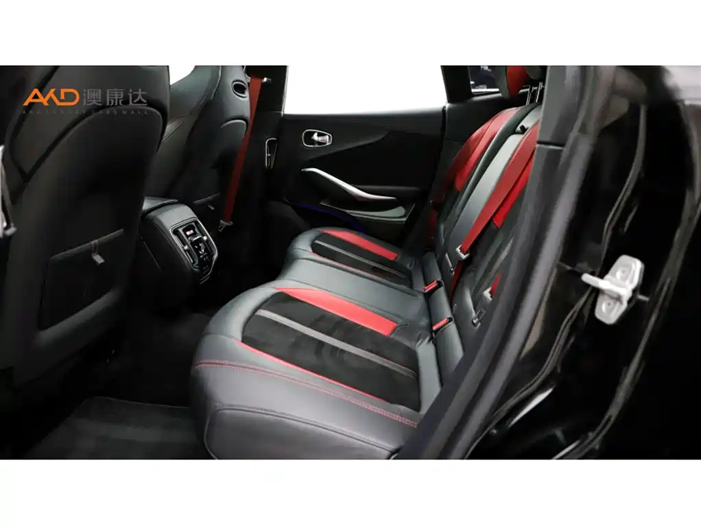 Aston Martin DBX — миниатюра 7