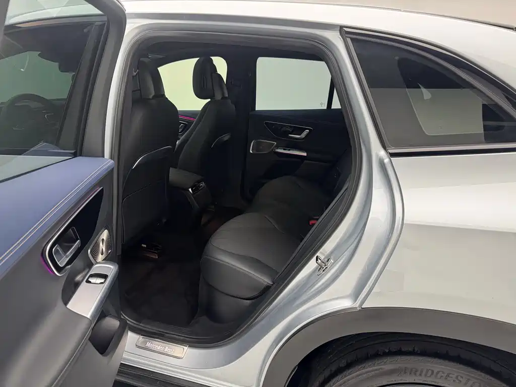 Mercedes-Benz EQE SUV — миниатюра 12