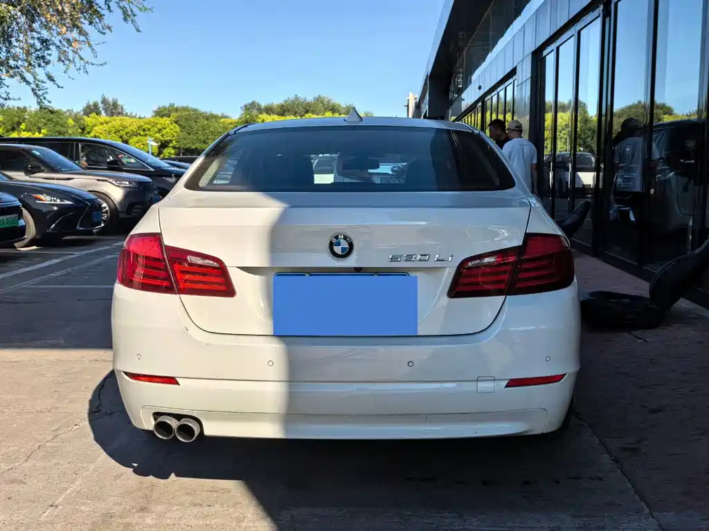 BMW 5 Series — миниатюра 4