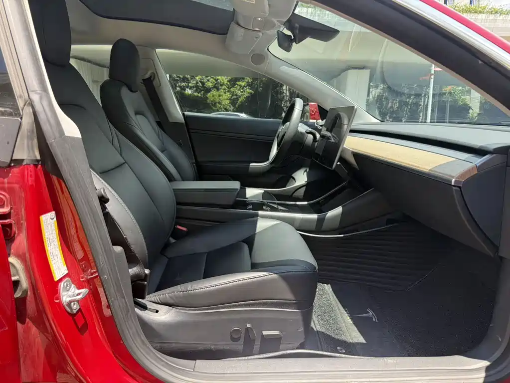 Tesla Model 3 — миниатюра 12