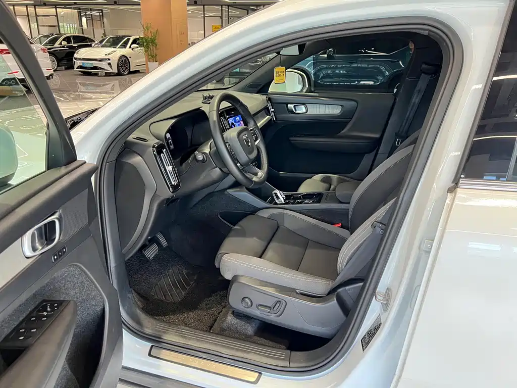 Volvo XC40 — миниатюра 8