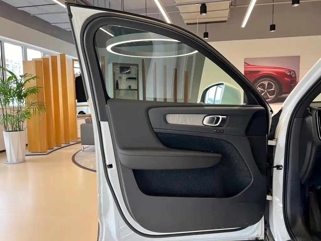 Volvo XC40 — миниатюра 7