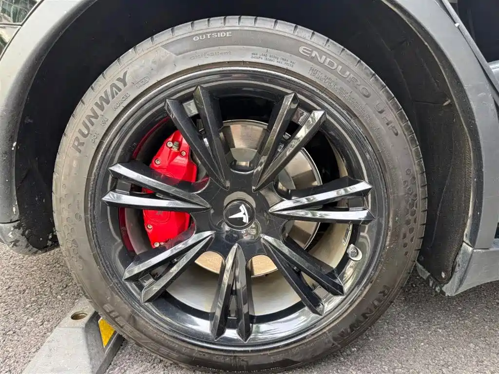 Tesla Model Y — миниатюра 8