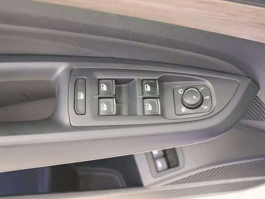 Volkswagen Passat PHEV — миниатюра 13