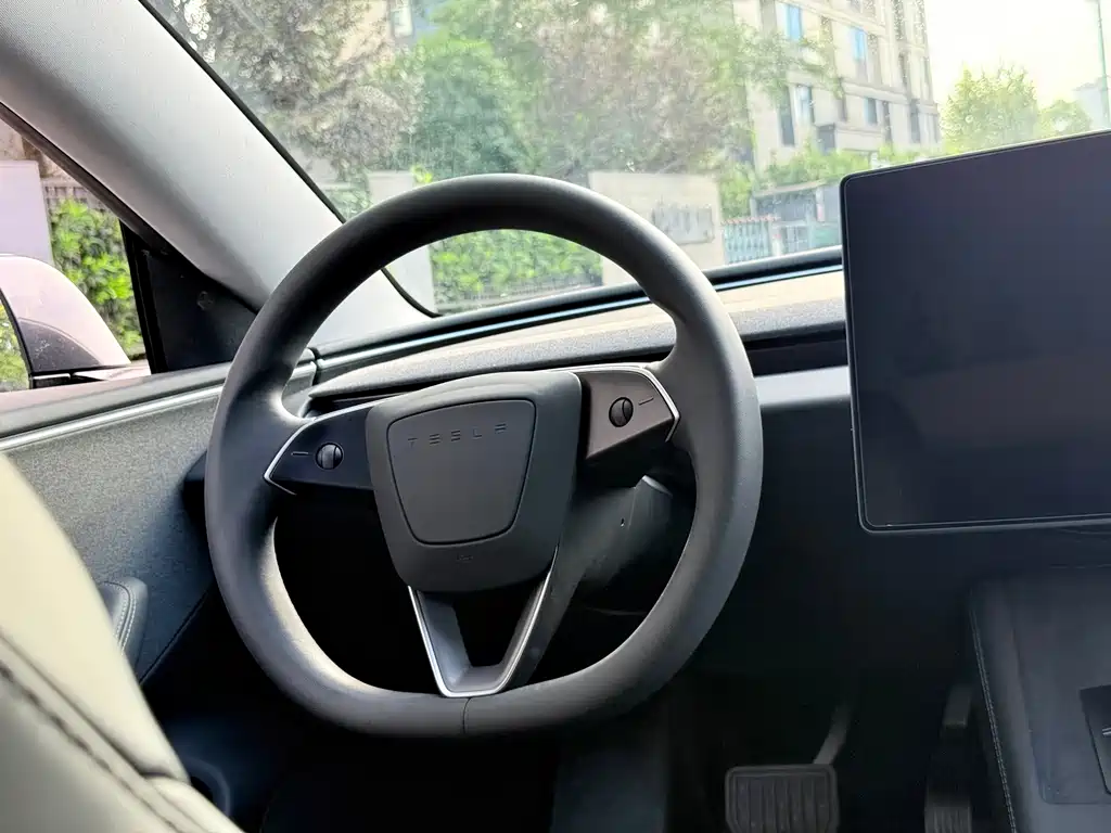 Tesla Model 3 — миниатюра 8