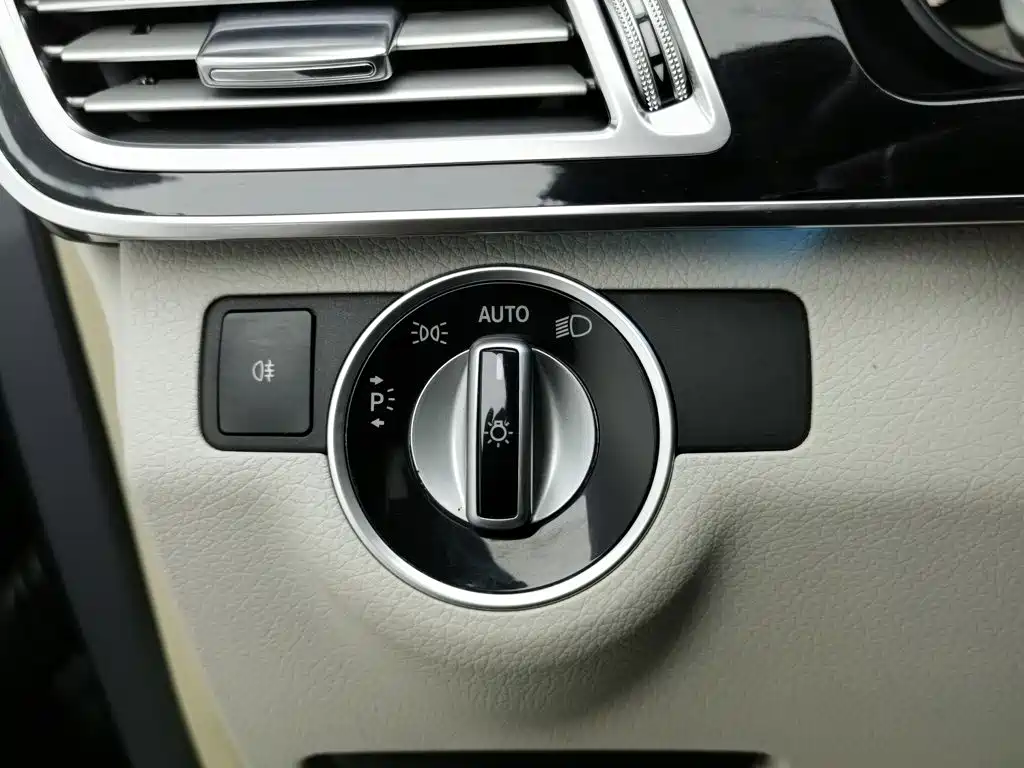 Mercedes-Benz E-Class — миниатюра 21