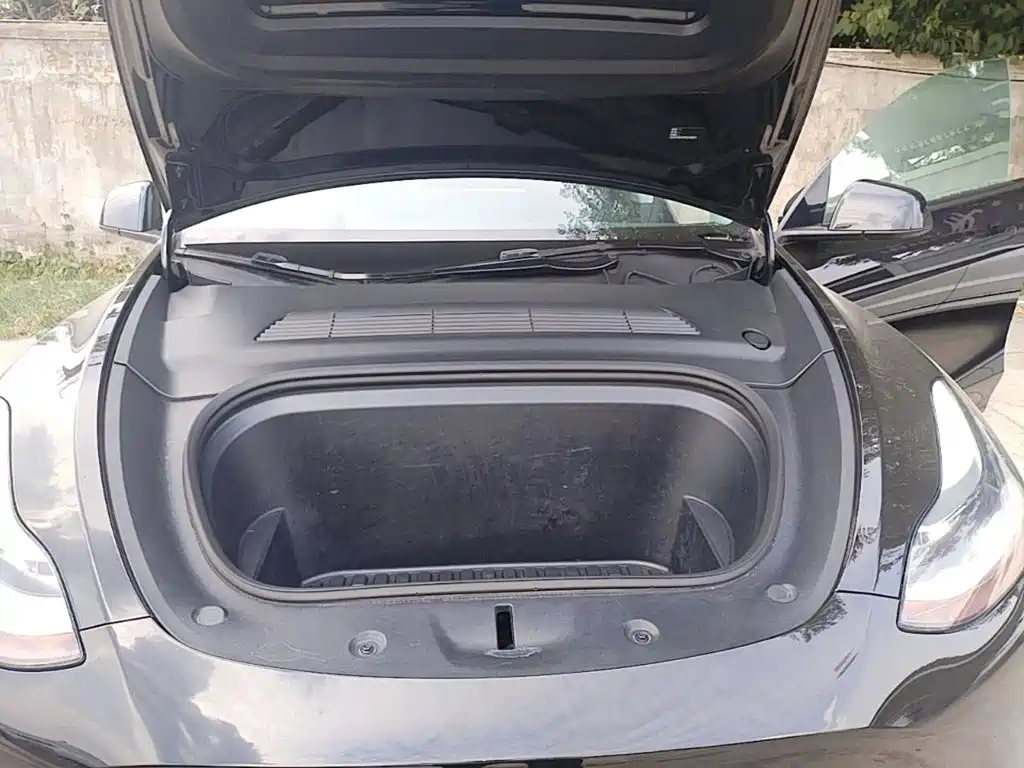 Tesla Model Y — миниатюра 20