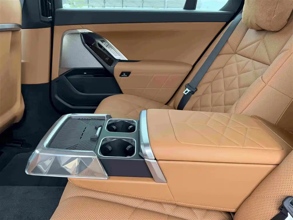 BMW 7 Series — миниатюра 13