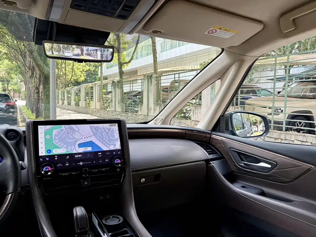 Toyota Alphard — миниатюра 17