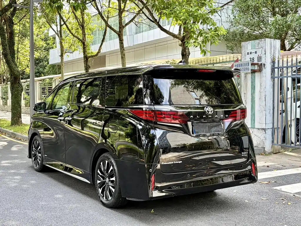 Toyota Alphard — миниатюра 22