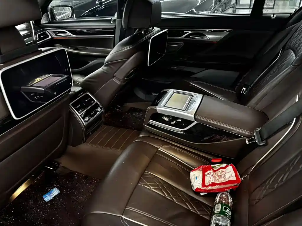 BMW 7 Series — миниатюра 6
