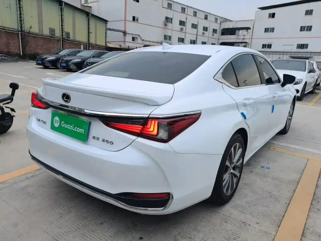 Lexus ES — миниатюра 7