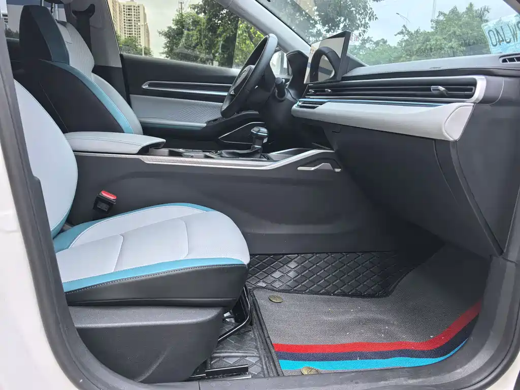 Geely Emgrand 2023 4 Champion 1.5L CVT Flagship