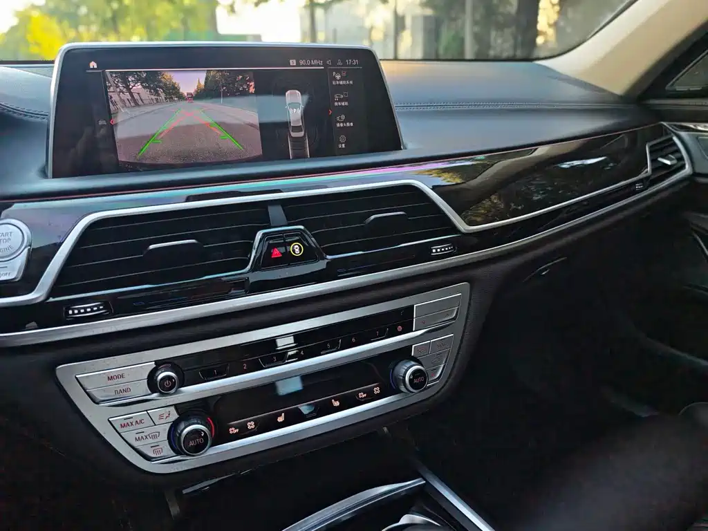 BMW 7 Series — миниатюра 13