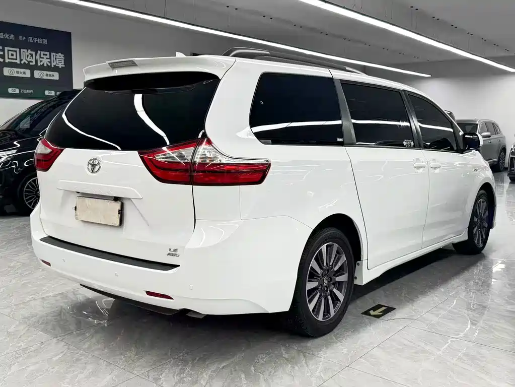 Toyota Sienna — миниатюра 4