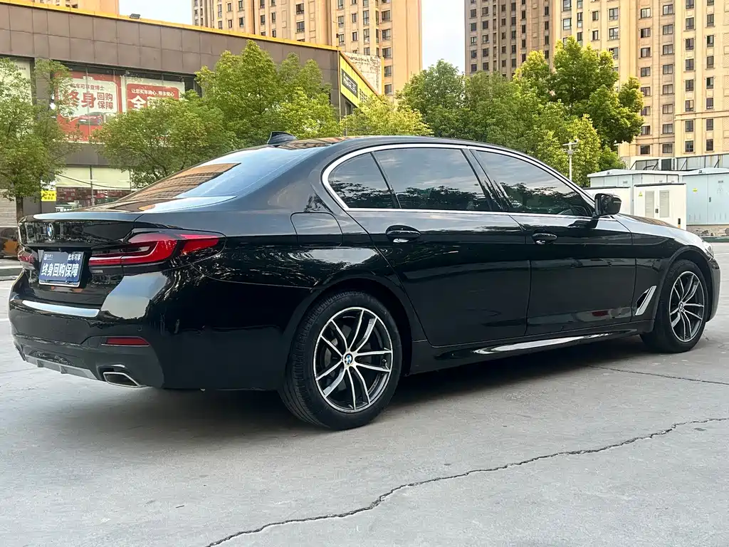 BMW 5 Series — миниатюра 8