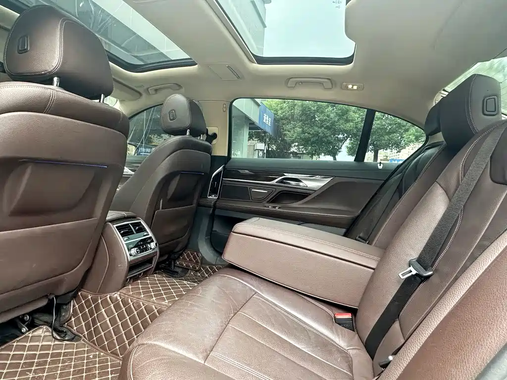 BMW 7 Series — миниатюра 8
