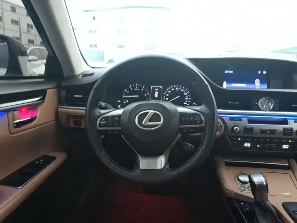 Lexus ES — миниатюра 11