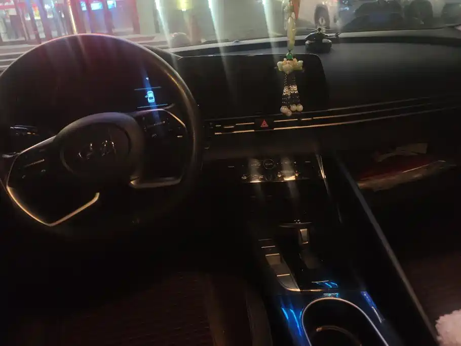 Hyundai Elantra — миниатюра 12