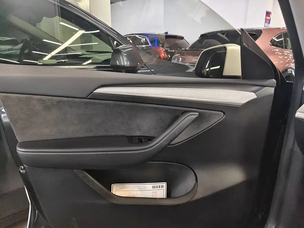 Tesla Model Y — миниатюра 8