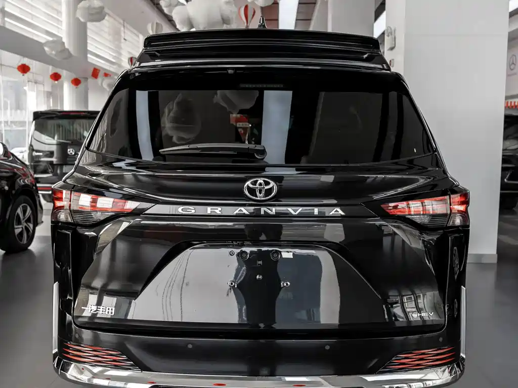 Toyota Granvia 2024 2.5L Comfort