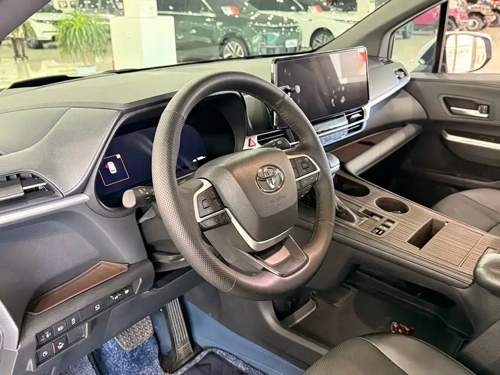 Toyota Granvia — миниатюра 3