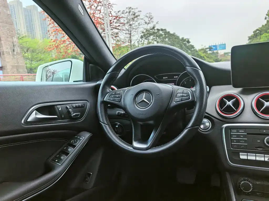 MERCEDES-BENZ CLA