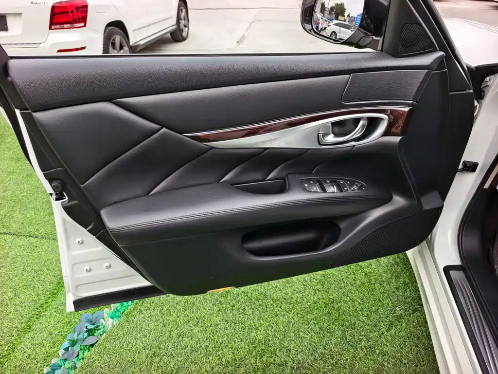 Infiniti Q70 — миниатюра 6