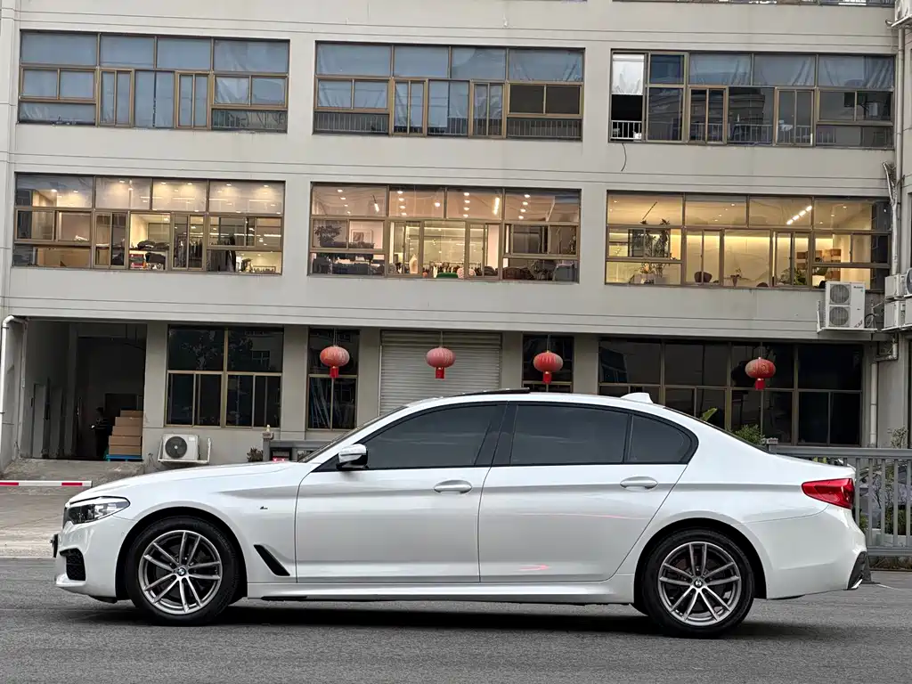 BMW 5 Series — миниатюра 4